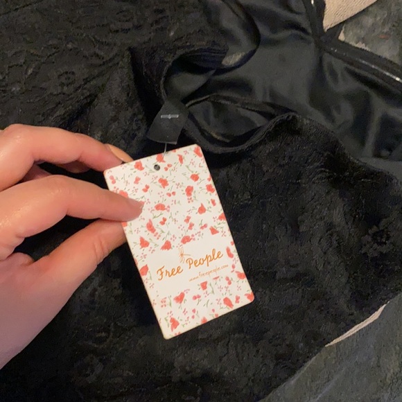 Black gown - Picture 6 of 6